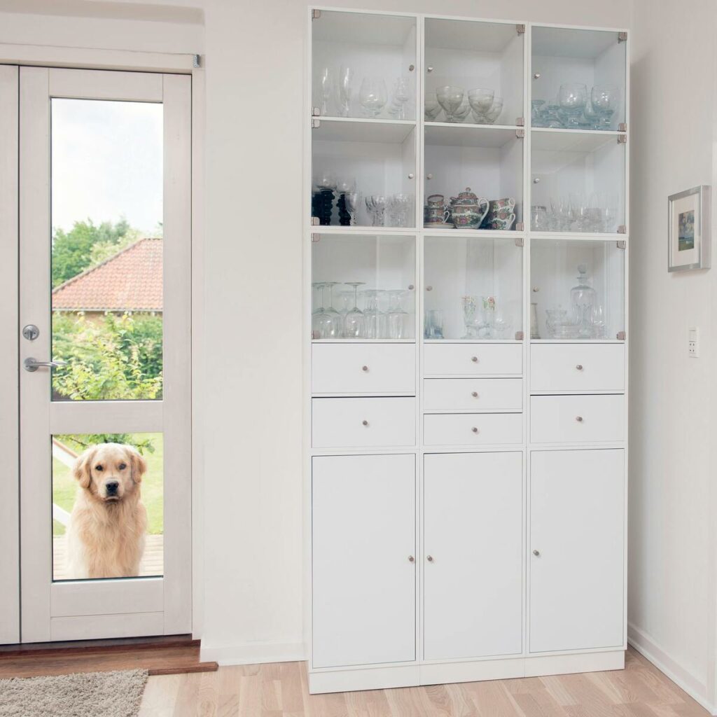 Rangement moderne et organisation pratique dans une maison