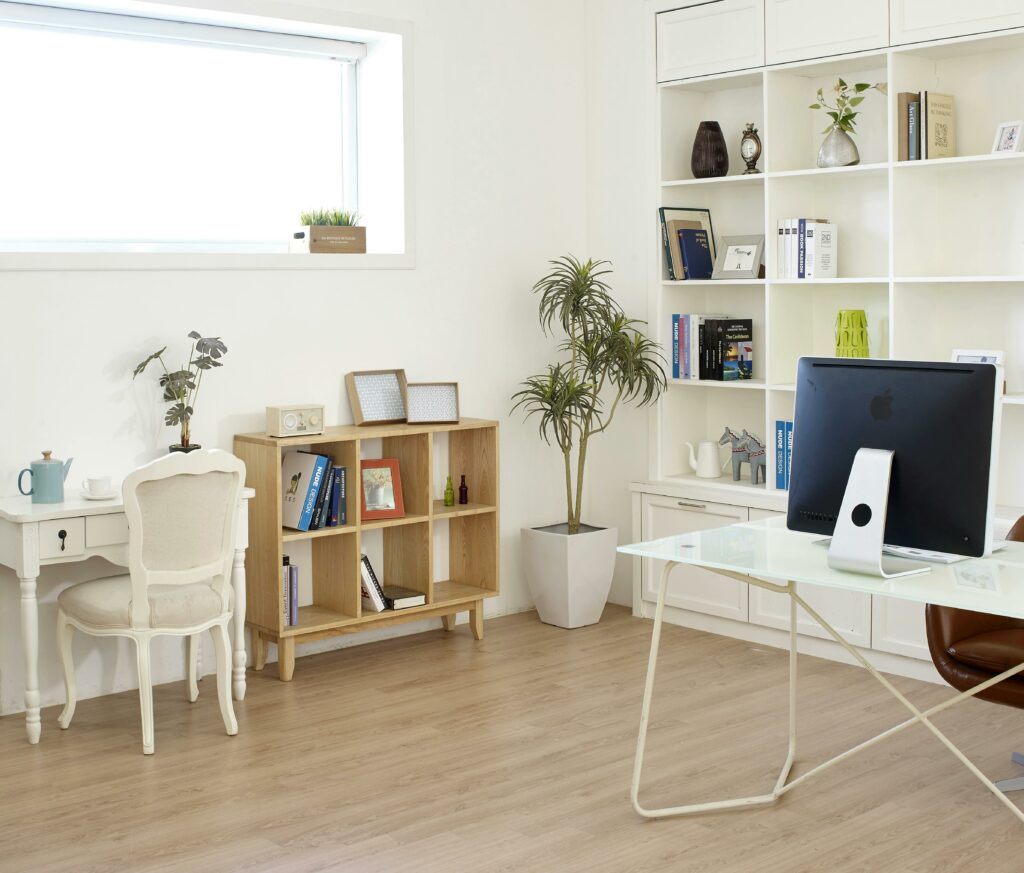 Maison propre et organisée avec décoration moderne